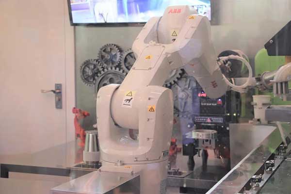 ����ף�R2020���˹������c�����ۡ���(chu��ng)��Փ���A�M��Ļ